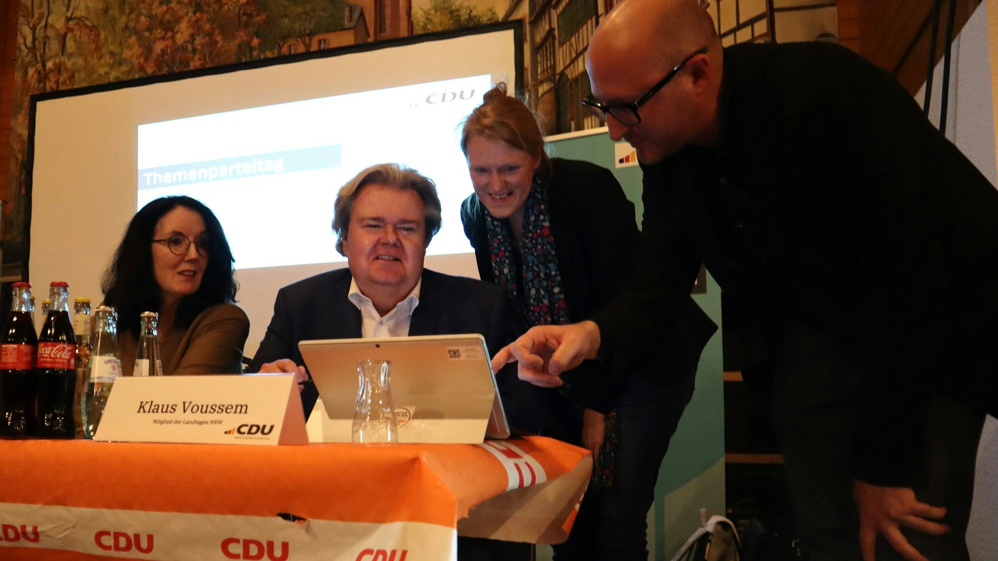 Das Bild zeigt unter anderem CDU-Kreis-Chef Ingo Pfennings (rechts) während er mit Parteifreunden diskutiert.