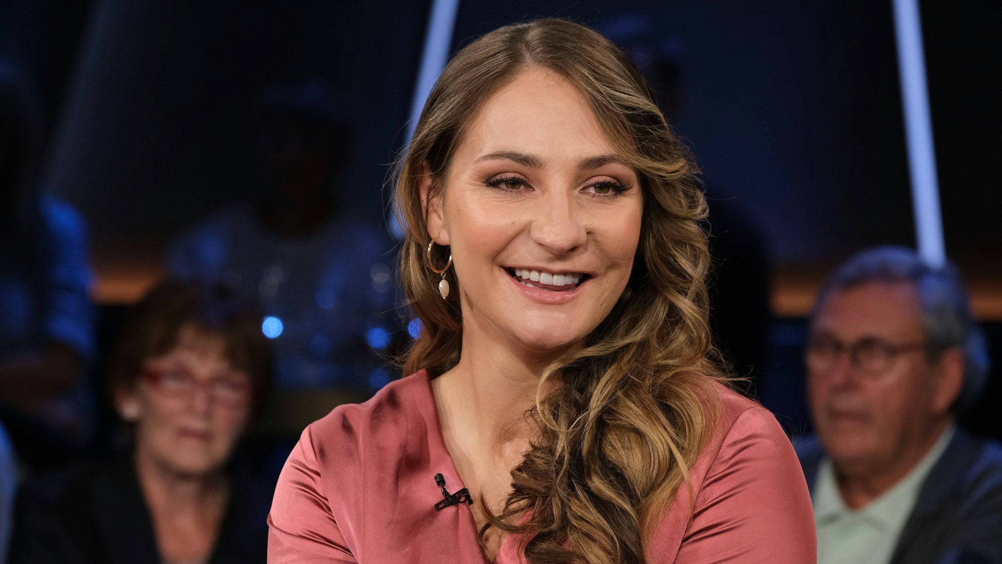 Kristina Vogel sitzt als Gast in der „NDR Talk Show“.