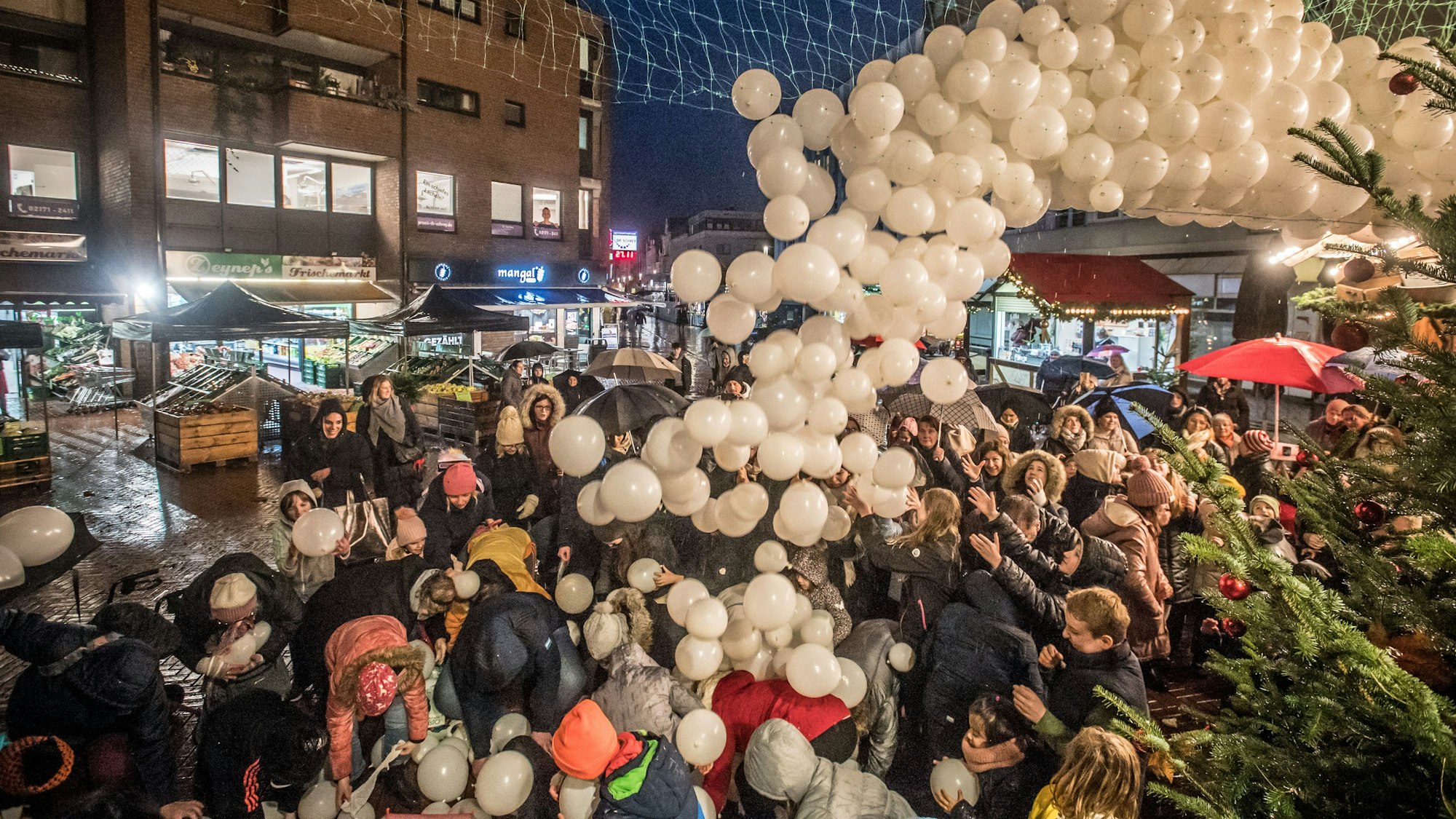 Tausend weiße Luftballons schwebten herab, in manchen fand sich ein Gutschein.