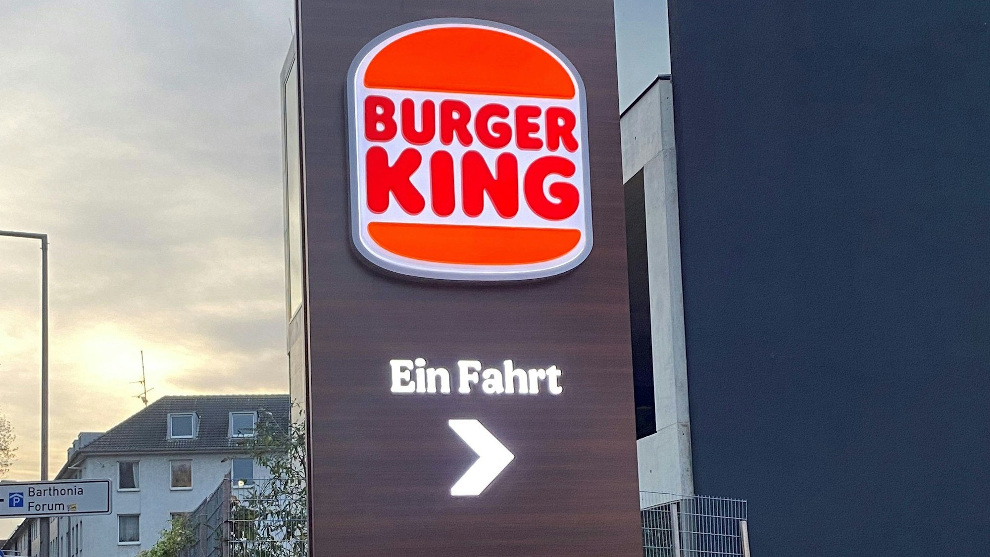 Ein Schild vor einer Burger-King-Filiale in Köln ist falsch beschriftet.
