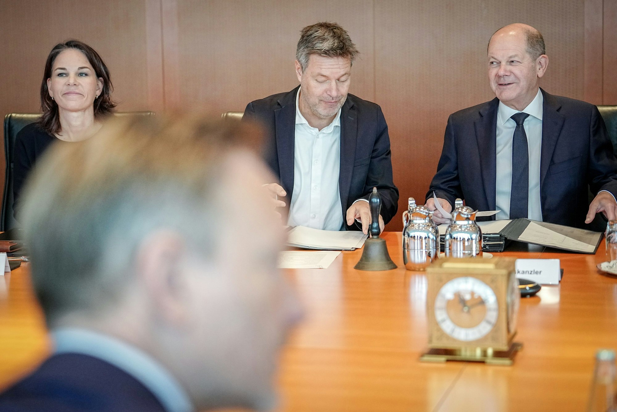 Bundeskanzler Olaf Scholz, Robert Habeck, Christian Lindner und Annalena Baerbock nehmen an der Sitzung des Bundeskabinetts im Bundeskanzleramt teil.