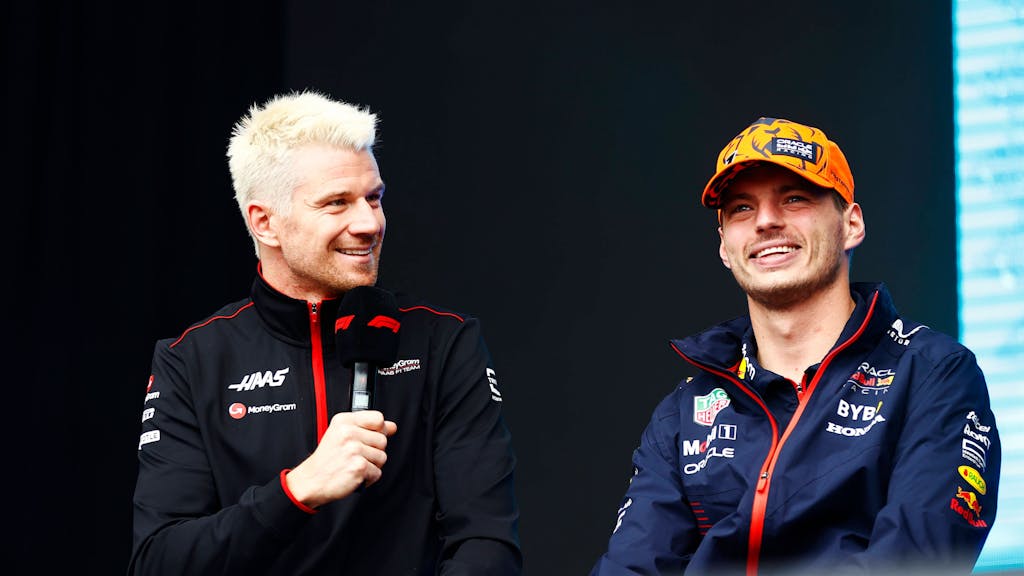 Max Verstappen (r.) und Nico Hülkenberg beim Spa-Rennen der Formel 1 bei einer Pressekonferenz.