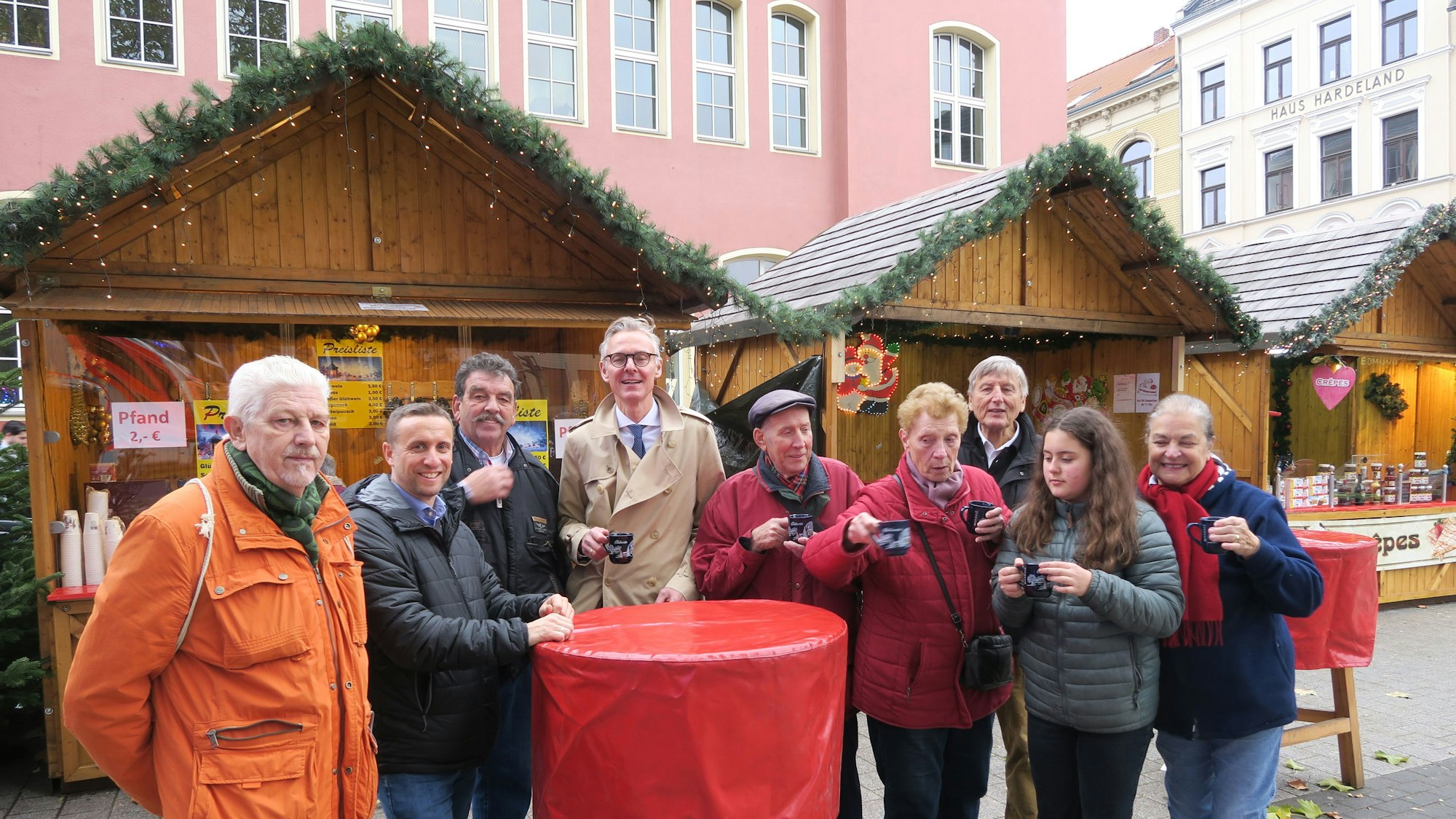 Mitgleider des Bürgervereins, der Standortgemeinschaft und von Karnevalsvereinen trafen sich vor der Kalker Post zu Rievkooche und zum ersten Glühwein der Weihnachtssaison. (Archivbild)