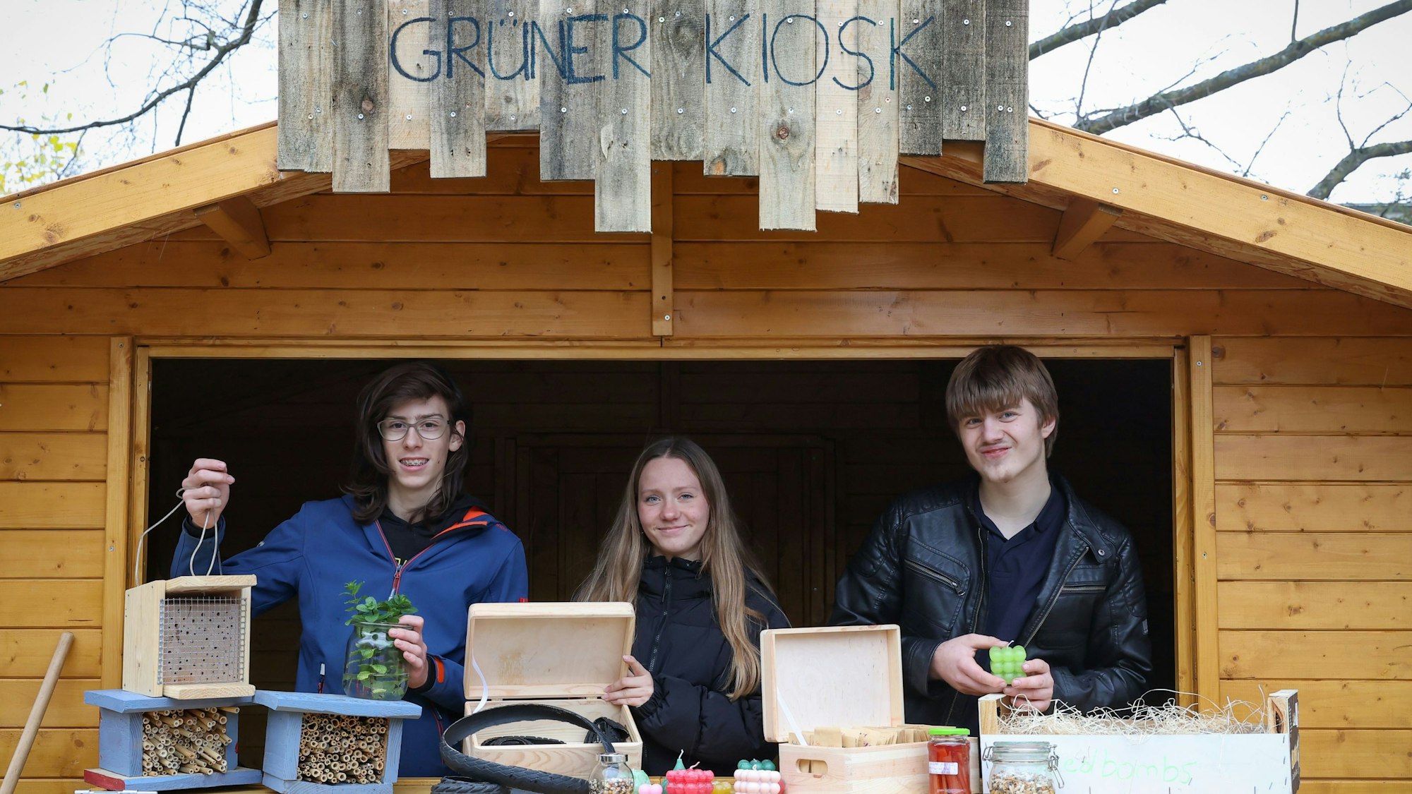 Die Schüler Til (13), Mia (14)  und Marvin (15) im „Grünen Kiosk“ der Gesamtschule Pulheim