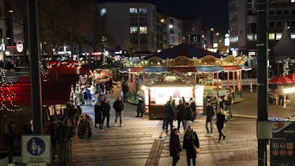 Noch bis Samstag, 23. Dezember, findet der Weihnachtsmarkt auf dem Wiener Platz statt. Foto: Uwe Schäfer
