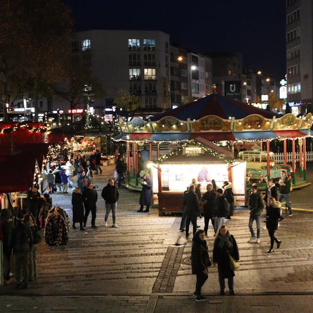 Noch bis Samstag, 23. Dezember, findet der Weihnachtsmarkt auf dem Wiener Platz statt. Foto: Uwe Schäfer