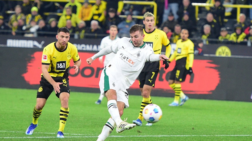 Spieler von Borussia Mönchengladbach beim Tor-Abschluss.