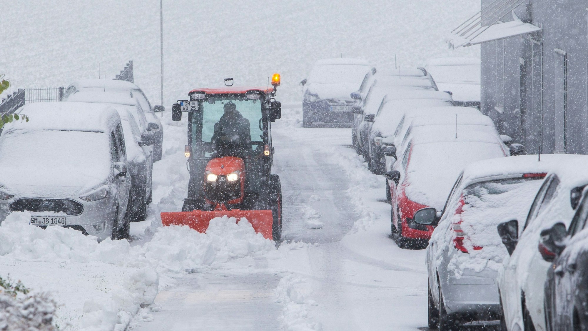Ein Räumfahrzeug schiebt Schneemassen von einer verschneiten Straße in Lindlar im Oberbergischen Kreis. Der Deutsche Wetterdienst erwartet für Köln und die Region unwetterartige Schneefälle und ein Verkehrschaos.