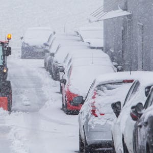 Ein Räumfahrzeug schiebt Schneemassen von einer verschneiten Straße in Lindlar im Oberbergischen Kreis. Der Deutsche Wetterdienst erwartet für Köln und die Region unwetterartige Schneefälle und ein Verkehrschaos.