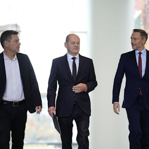 Vizekanzler Robert Habeck (Grüne), Bundeskanzler Olaf Scholz (SPD) und Finanzminister Christian Lindner (FDP) (v.l.) auf dem Weg zu einer Pressekonferenz im Kanzleramt in Berlin.