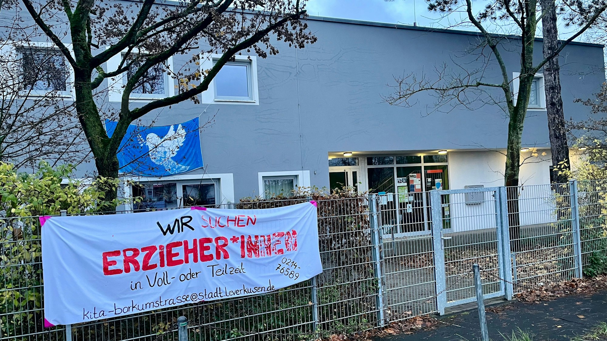 Banner "Wir suchen Erzieherinnen" vor der Kita Borkumstraße
