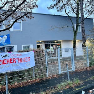 Banner "Wir suchen Erzieherinnen" vor der Kita Borkumstraße