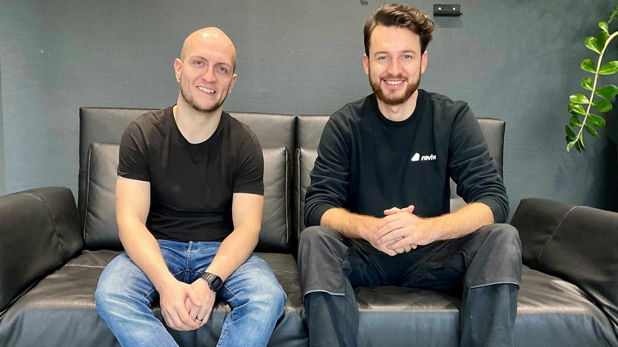 Zwei junge Männer sitzen auf einem Sofa, die Firmengründer von Revive