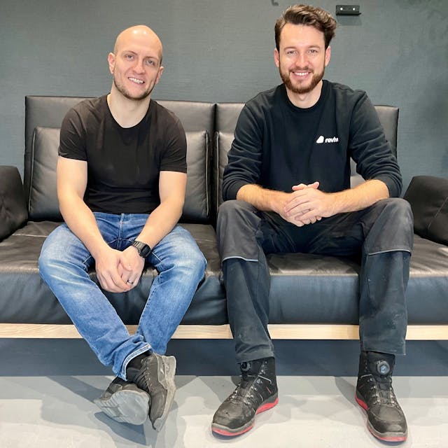 Zwei junge Männer sitzen auf einem Sofa, die Firmengründer von Revive