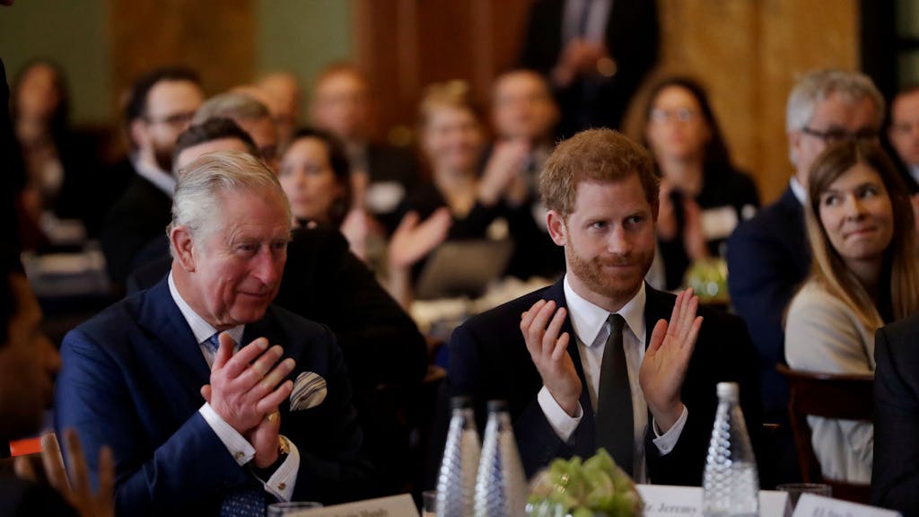 Da waren sie noch in Harmonie vereint: Prinz Harry und sein Vater, damals noch Prinz Charles, nehmen 2018 an einer Umwelt-Konferenz in London teil.