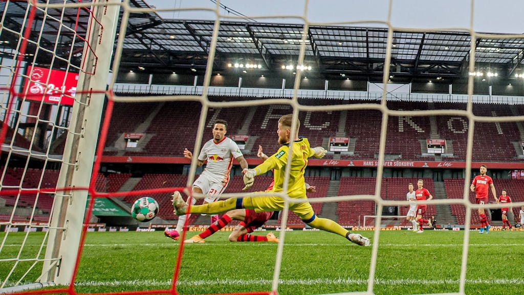 Timo Horn pariert einen Torschuss von Justin Kluivert im Spiel des 1. FC Köln gegen RB Leipzig.