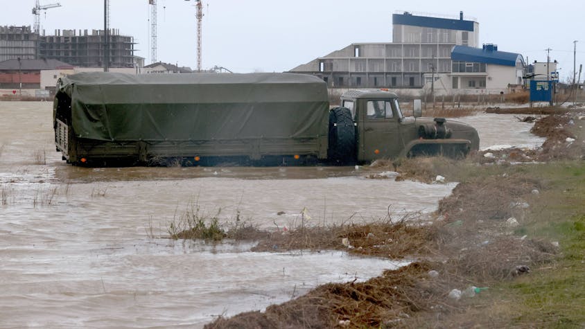 Ein russisches Militärfahrzeug steht auf der von Moskau illegal besetzten ukrainischen Halbinsel Krim in Hochwasser. Ein „Jahrhundertsturm“ hat die Halbinsel getroffen.