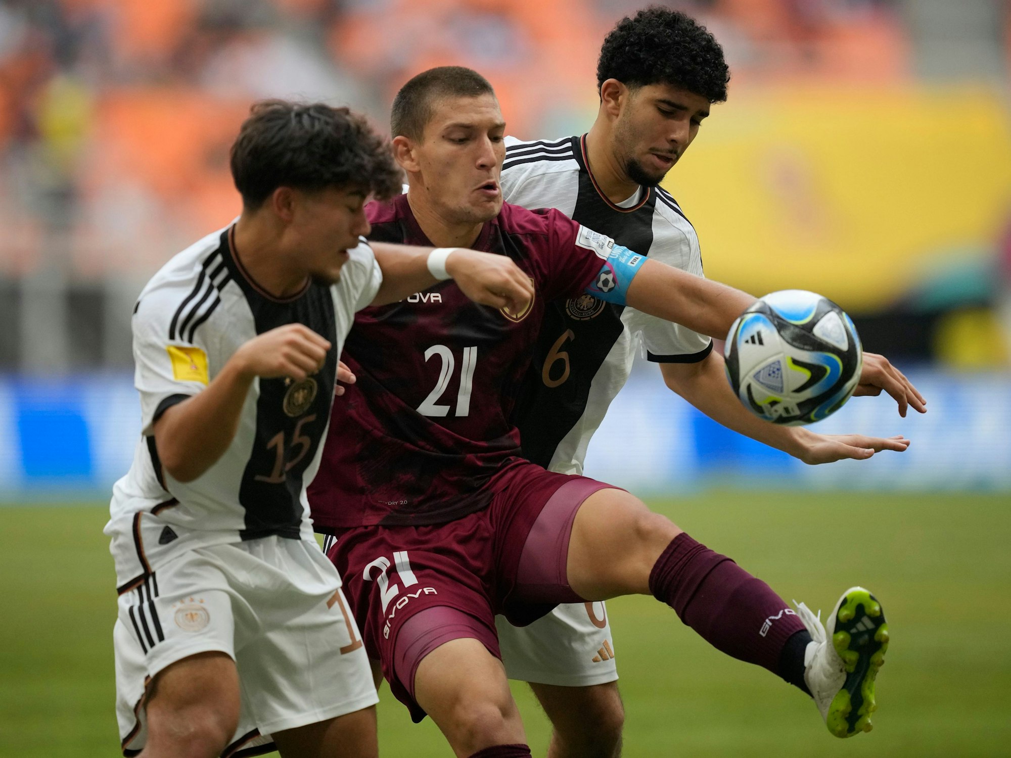 U17-WM: Venezuelas Nicola Profeta kämpft gegen die Deutschen Justin von der Hitz und Fayssal Harchaoui um den Ball.