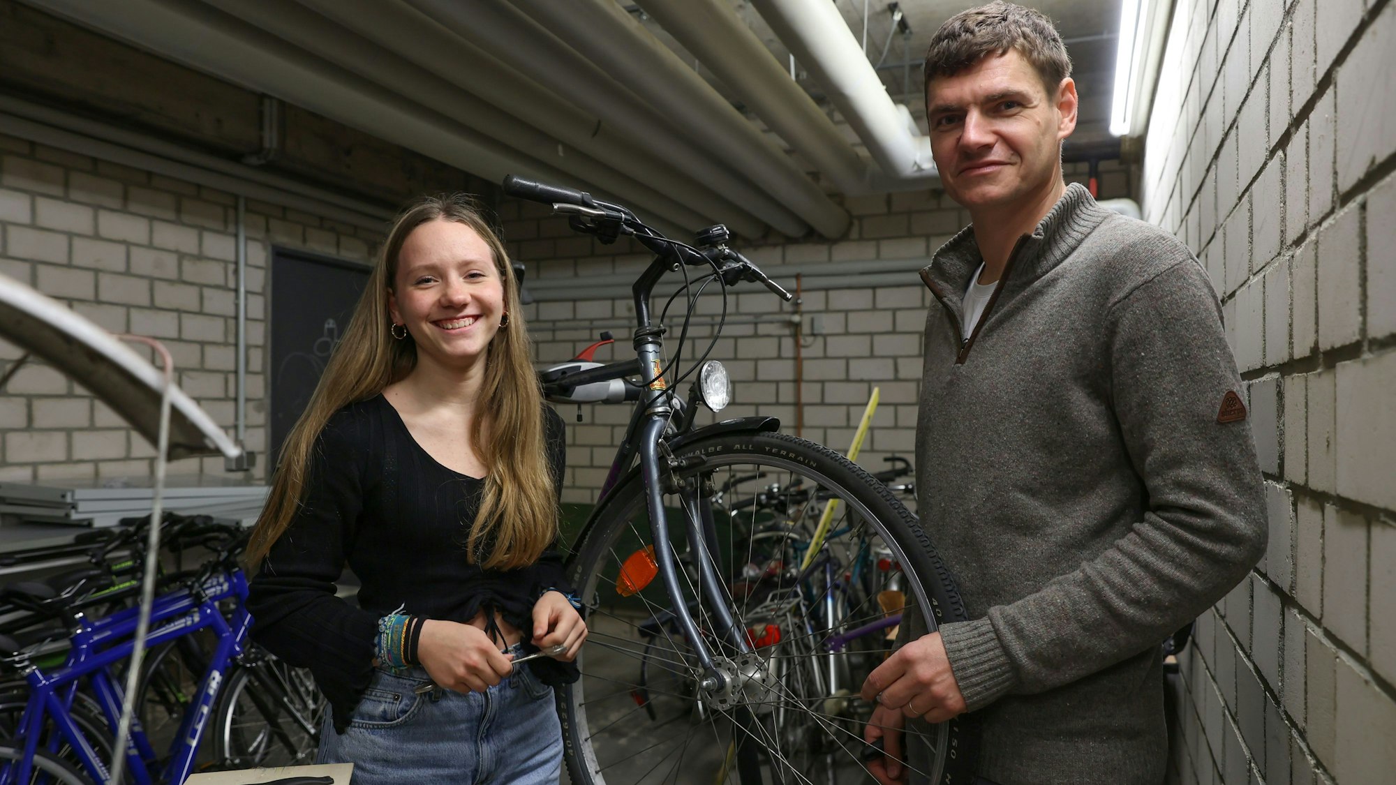 Schülerin Mia (14) und Lehrer Christian Zimmermann
in der Fahrradwerkstatt
