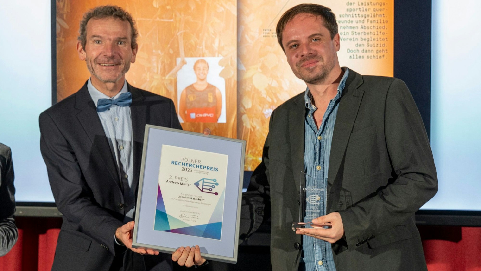 Joachim Frank vom „Kölner Stadt-Anzeiger“ (links) überreicht den dritten Preis an Andrew Müller.