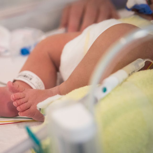Ein neugeborenes Baby liegt in einem Krankenhaus. (Symbolbild)