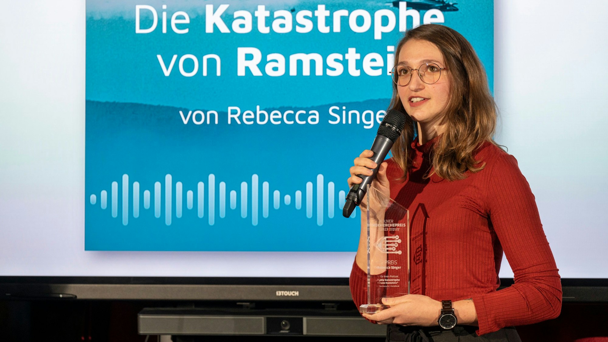 Siebenteiliger Podcast über die Flugschau-Katastrophe von Ramstein: Preisträgerin Rebecca Singer auf der Bühne.