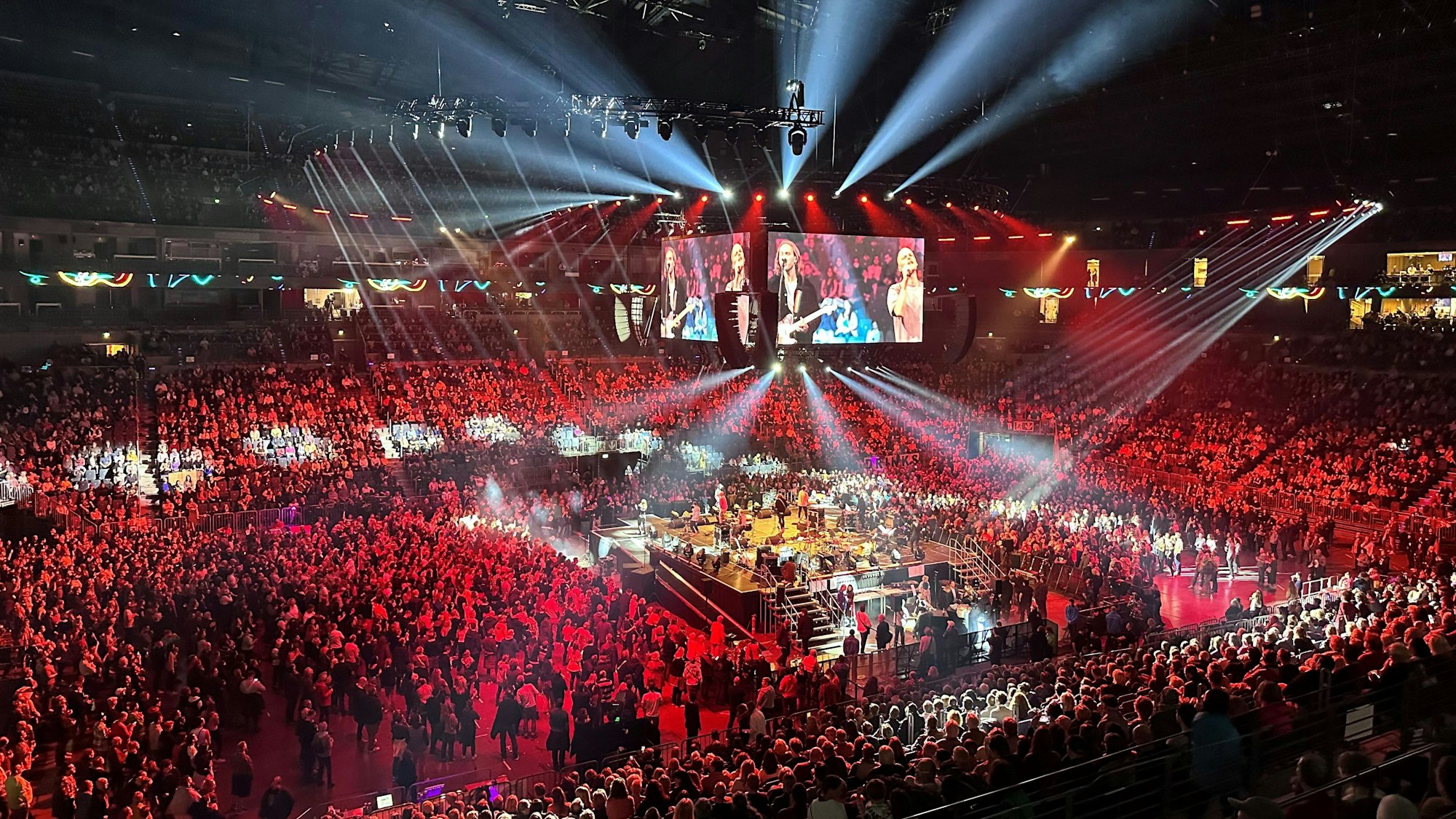 Blick in die Lanxess-Arena in Köln während des Arsch-huh-Konzerts 2022.