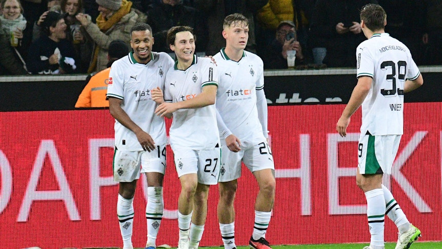 Borussia-Spieler jubeln nach einem Tor mit Rocco Reitz.