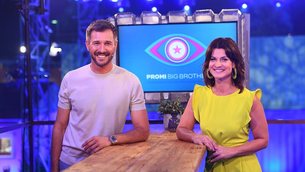Die Moderatoren Jochen Schropp und Marlene Lufen bei „Promi Big Brother“.