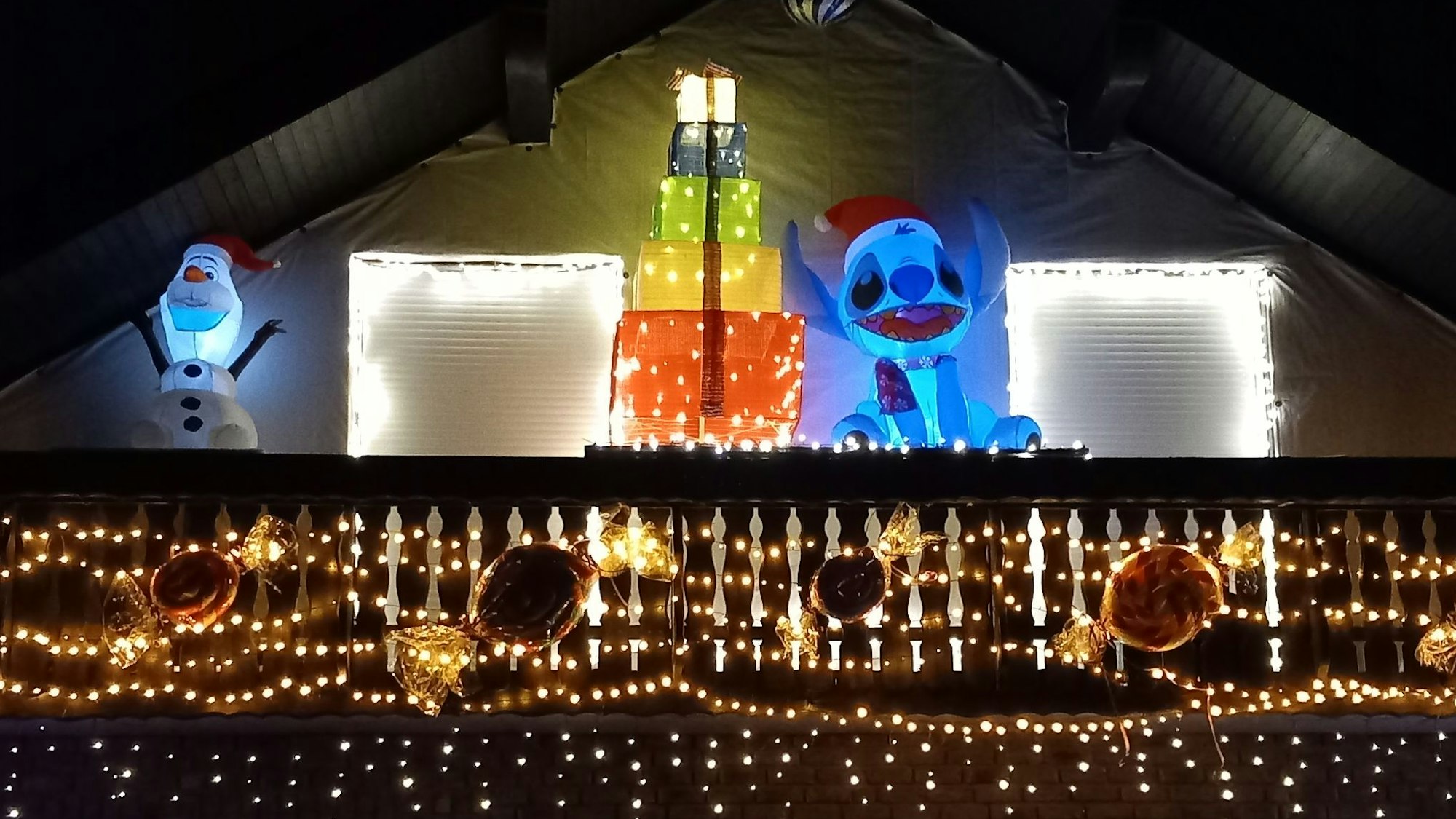 Die beleuchtete Comicfigur Stitch auf dem Balkon des Weihnachtshauses in Odendorf