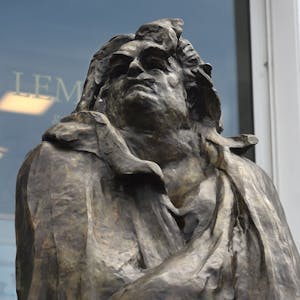Nahaufnahme der Rodin-Skulptur vor dem Kunsthaus Lempertz, die den Schriftsteller Honoré de Balzac darstellt.