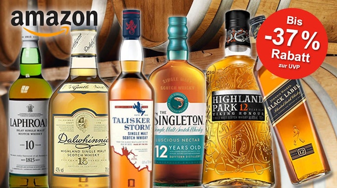 Whisky von Laphroaig, Dalwhinnie, Singleton, Highland Park, Talisker, Johnnie Walker bei Amazon. Im Hintergrund Spirituosenfässer.