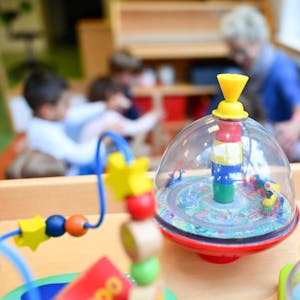 Eine Erzieherin spielt mit Kindern in einer Kindertagesstätte. Laut einer Untersuchung fehlen in NRW mehr als 114.000 Kita-Plätze. (Symbolbild)