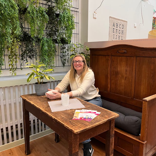 Astrid Heinen, Gründerin von Tante Astrid, sitzt an einem Tisch in den Räumlichkeiten des neuen Standorts in Köln-Ehrenfeld.