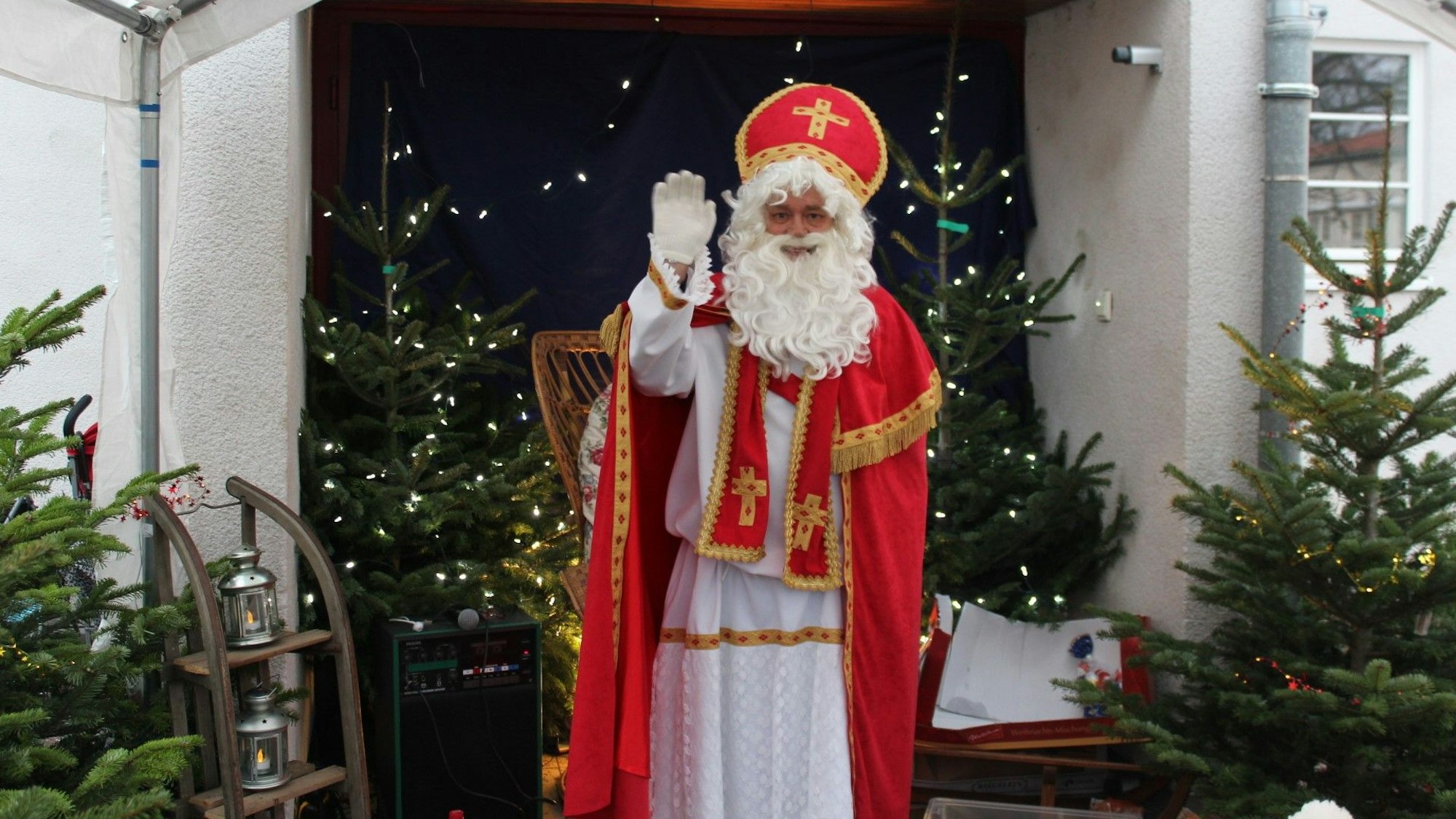 Nikolaus auf dem Weihnachtsmarkt der Mauenheimer Muschele. Archivbild