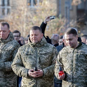 Der ukrainische Generalstabschef Serhii Shaptala, Oberbefehlshaber Walerij Saluschnij und Geheimdienstchef Kyrylo Budanow bei einer Gedenkfeier am 25. November (v. l. n. r.).