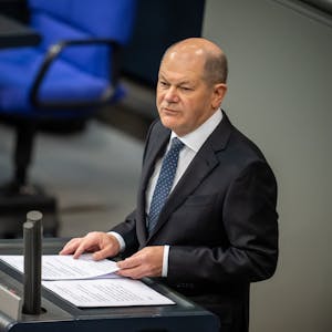 Bundeskanzler Olaf Scholz (SPD) bei seiner Regierungserklärung zum Bundeshaushalt am Dienstag (27. November).