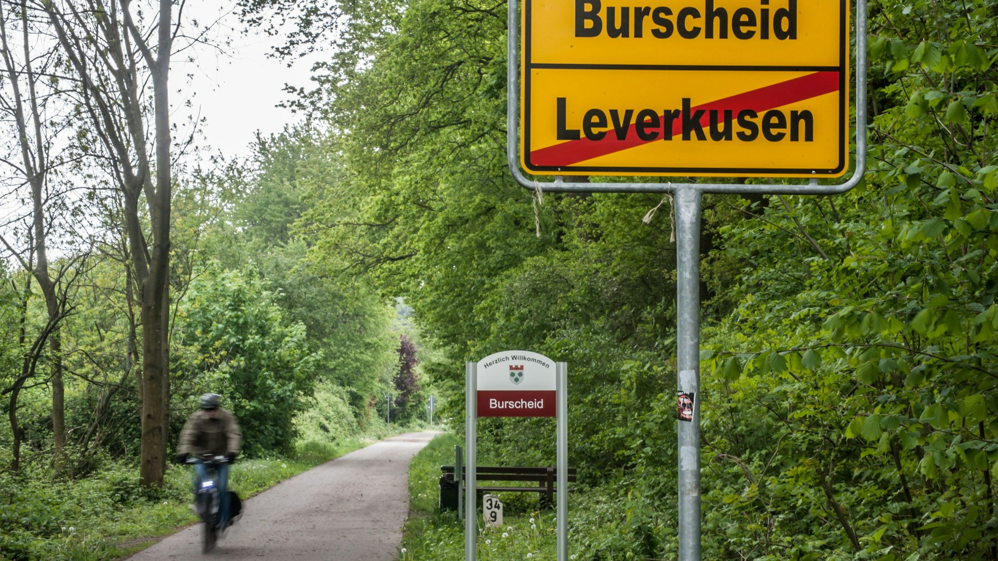 Ein Radler auf der Balkantrasse an der Grenze zwischen Leverkusen und Burscheid