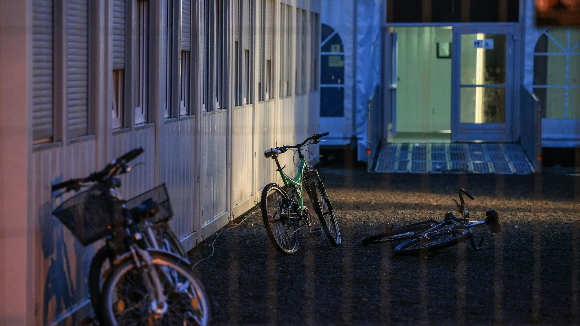 Fahrräder stehen vor Wohncontainer der kommunalen Erstaufnahmeeinrichtung in Köln-Zollstock.
