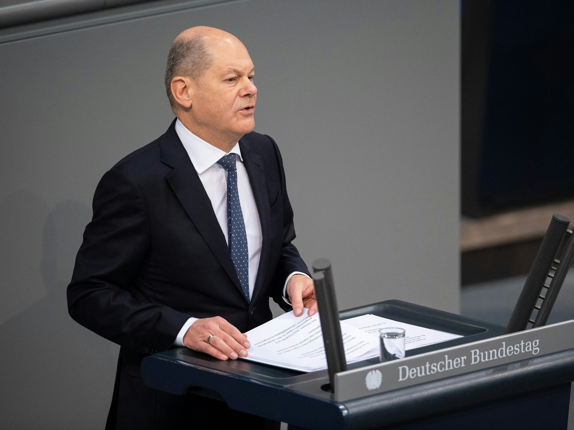 Bundeskanzler Olaf Scholz (SPD) spricht am 28. November 2023 bei einer Regierungserklärung zur Haushaltslage im Bundestag.