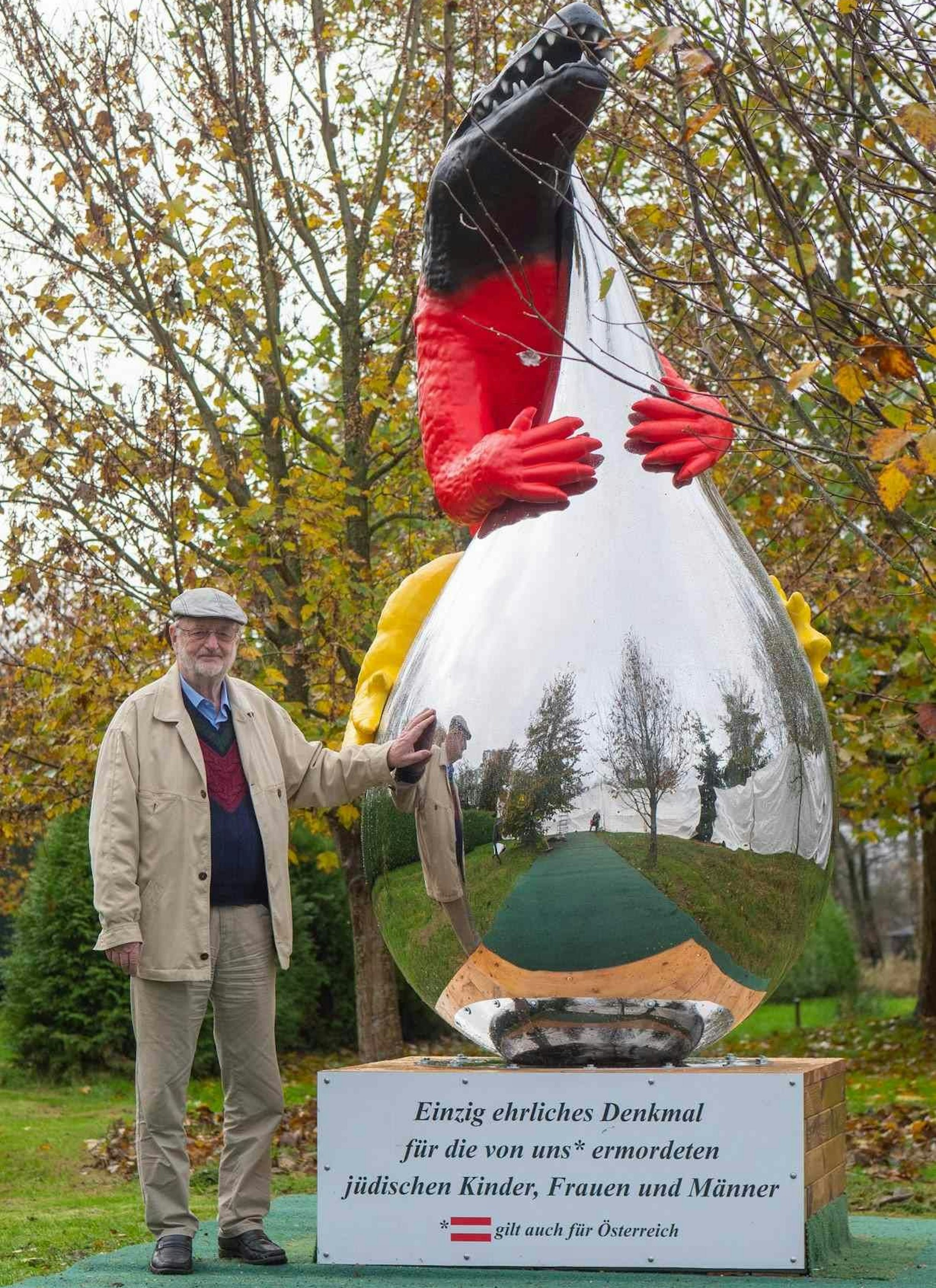 Niklas Frank mit seiner Statue in seinem Garten in Schleswig-Holstein.