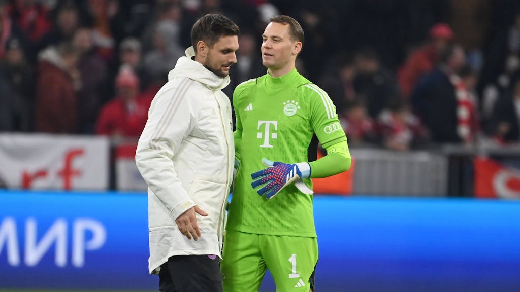 Sven Ulreich und Manuel Neuer klatschen nach einem Spiel des FC Bayern ab.
