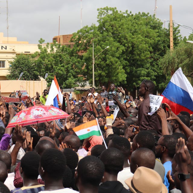 Menschen demonstrieren in Nigers Hauptstadt Niamey, um damit ihre Unterstützung für die Putschisten zu zeigen. Bei der Demonstration wurden Parolen gegen Frankreich gerufen und russische Fahnen getragen. +++ dpa-Bildfunk +++
