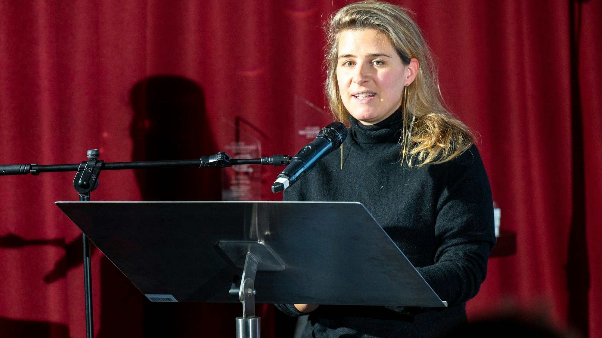 Lara Fritzsche, stellvertretende Chefredakteurin des „SZ Magazins“, hielt bei der Verleihung des „Kölner Recherchepreises“ den Impulsvortrag.