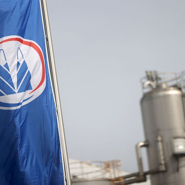 Eine Fahne mit dem Unternehmenslogo weht auf dem Gelände der Zuckerfabrik Pfeifer &amp; Langen.