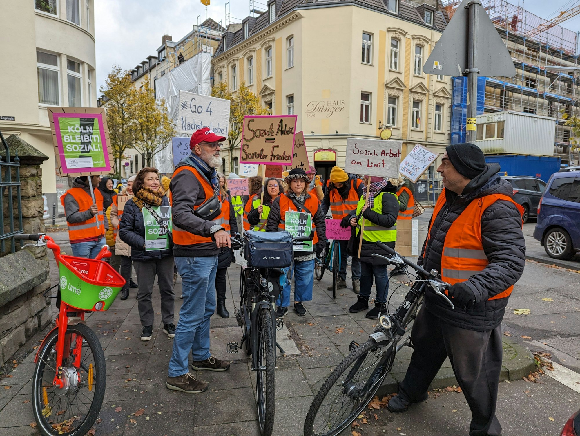 Protest auf Fahrrädern: Mitarbeitende der sozialen Träger protestieren dagegen, dass die Stadt Köln Tariferhöhungen nicht weiterreichen will.