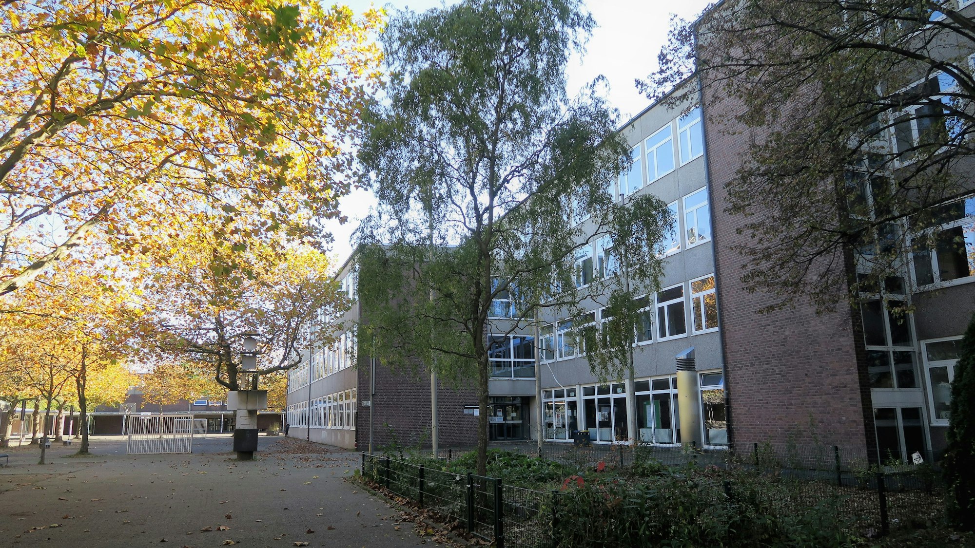Das Gebäude der Kurt-Tucholsky-Schule am Helene-Weber-Platz i Köln-Neubrück (Symbolbild)