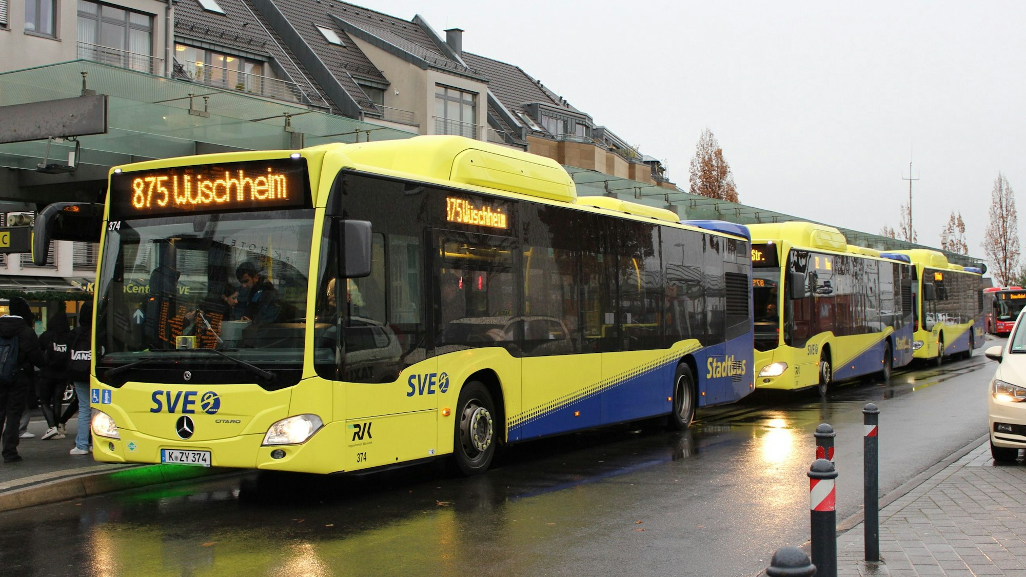 Drei SVE-Busse stehen an der Haltestelle vor dem Euskirchener Bahnhof.