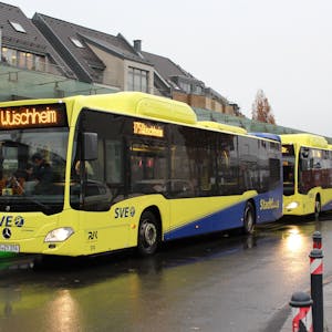 Drei SVE-Busse stehen an der Haltestelle am Euskirchener Bahnhof.