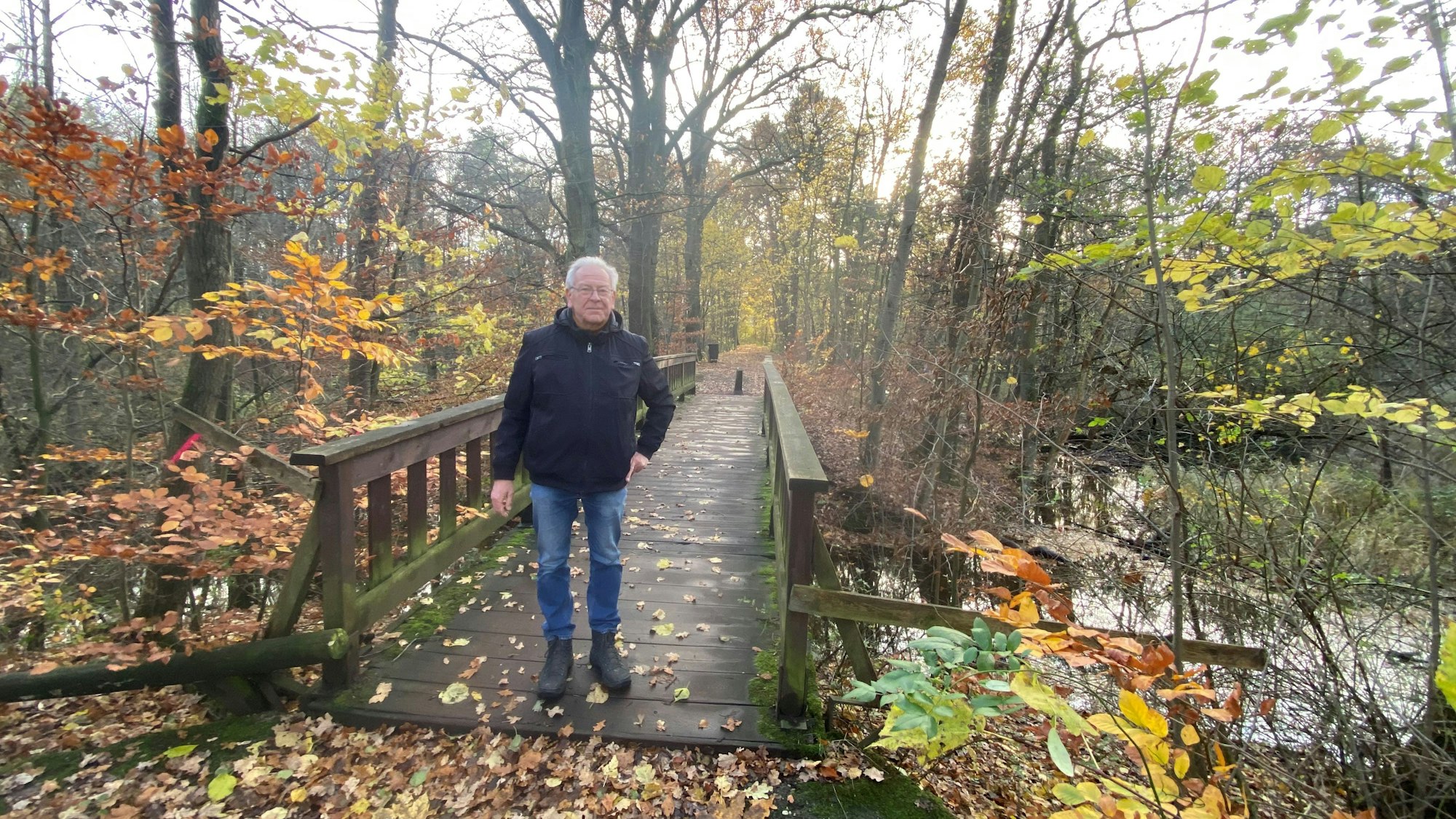 Gerhard Möller auf der in die Jahre gekommenen Holzbrücke am Scheuerteich, für deren Abbau und Erneuerung der Verein tatkräftige Hilfe benötigt
